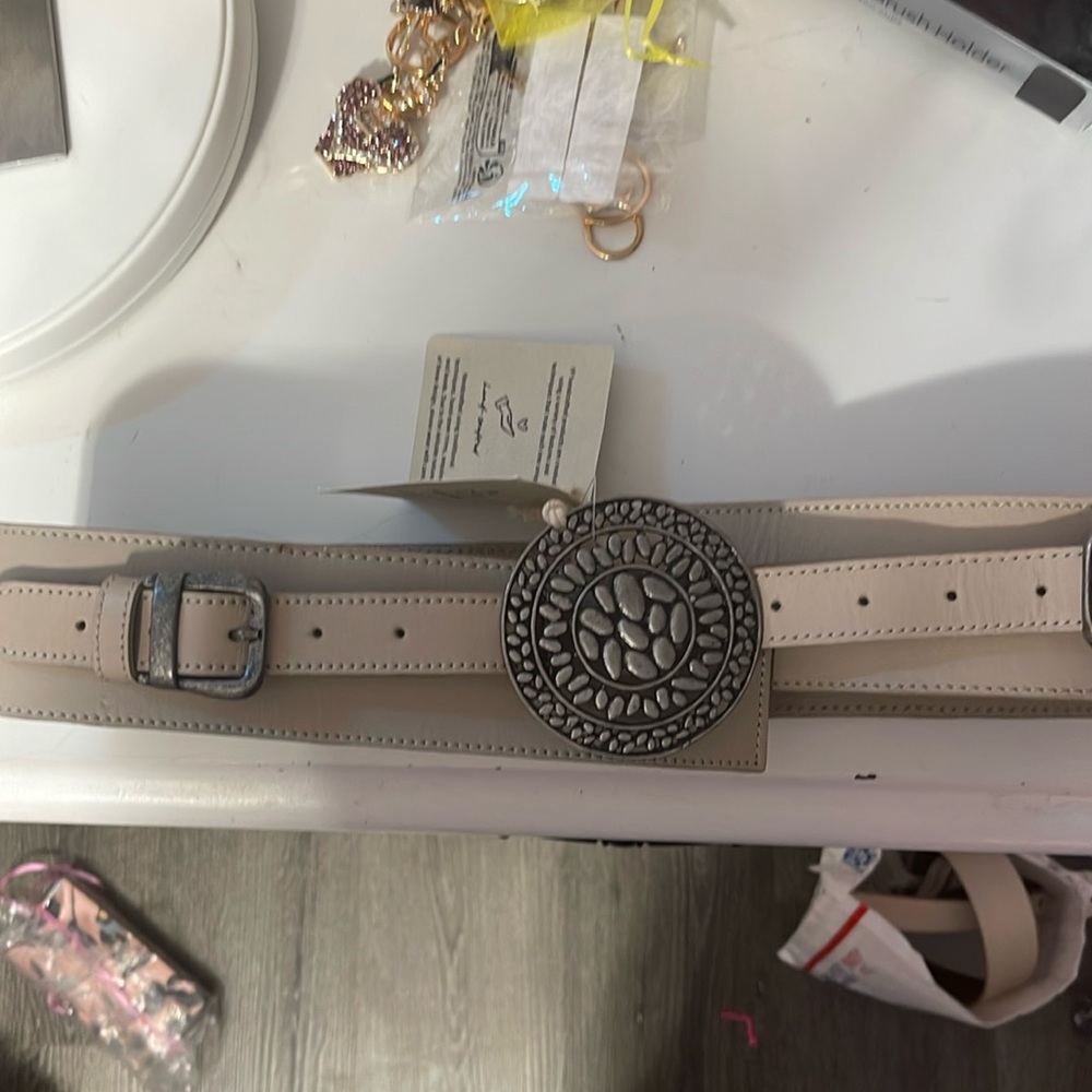 Free People Elegant Silver buckle crème/light tan Textured circle intricate